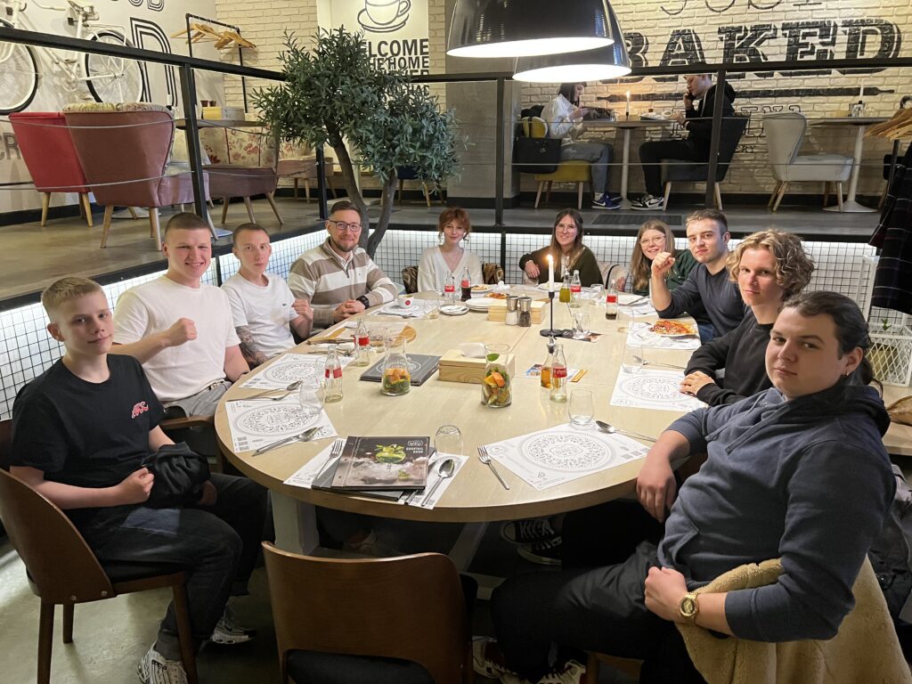 Grupa ludzi przy stole w restauracji