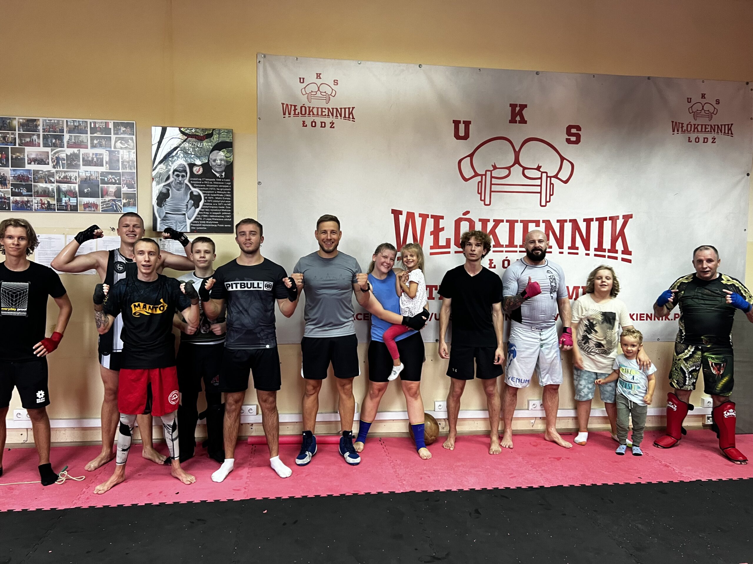 Grupa ludzi na treningu sportowym.