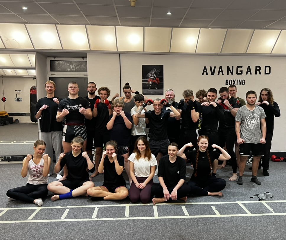 Grupa ludzi w strojach sportowych.