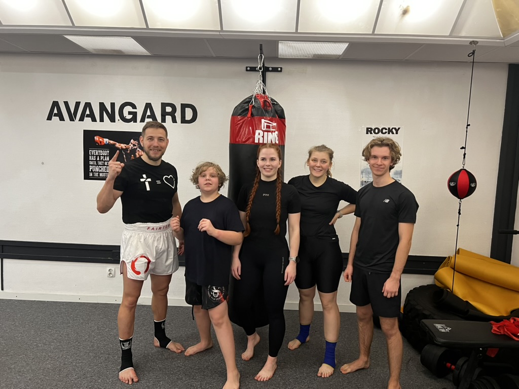 Grupa ludzi w sali treningowej.